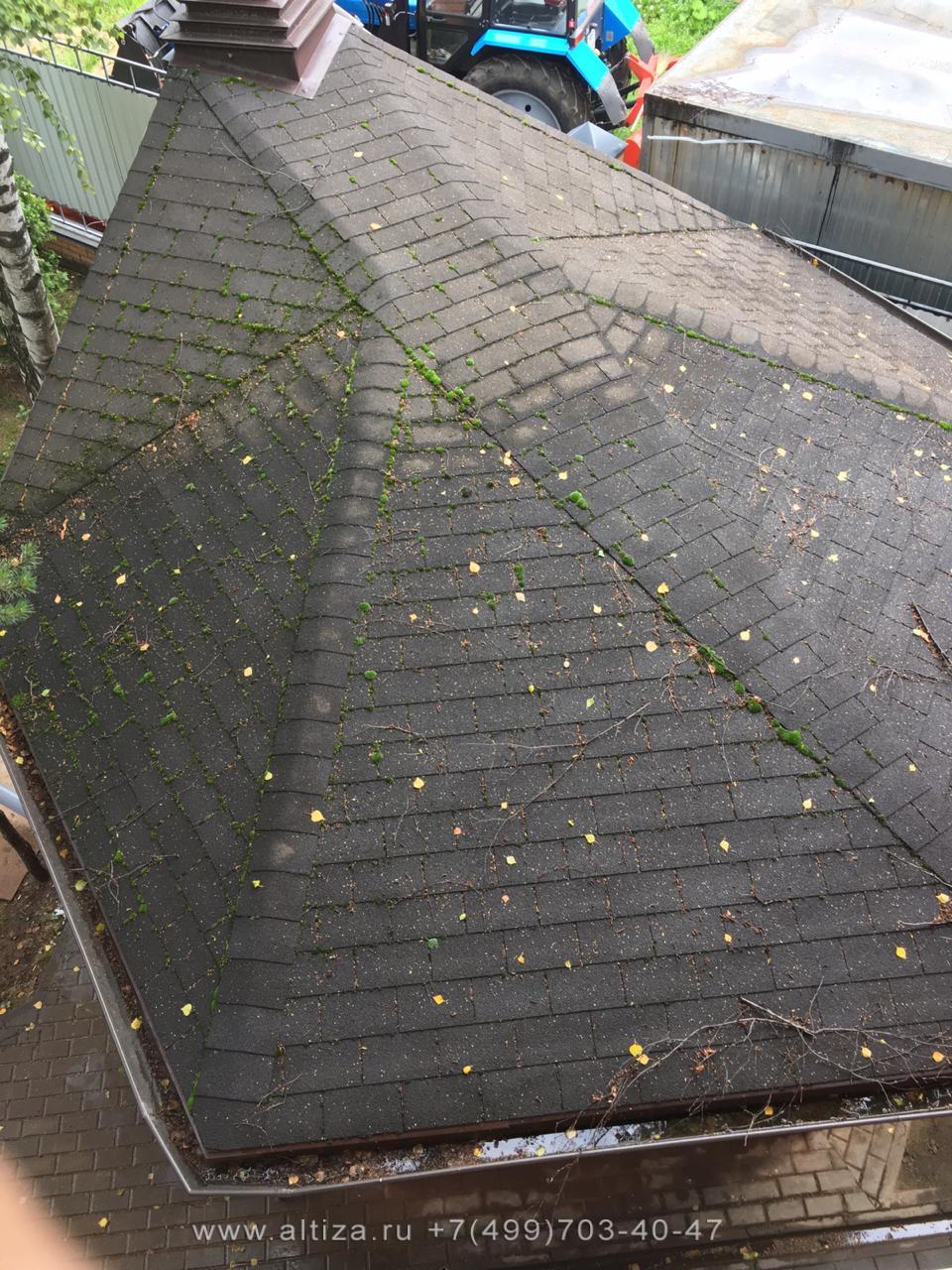 Уборка крыши от мха